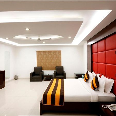 Hotel Anand International New Delhi Bagian luar foto