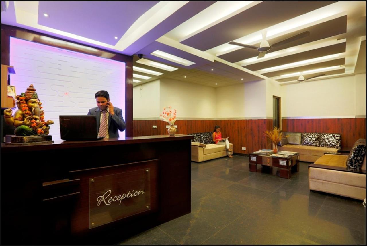 Hotel Anand International New Delhi Bagian luar foto