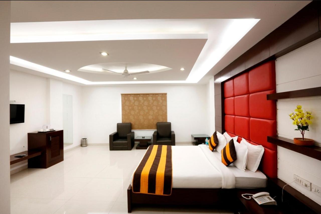 Hotel Anand International New Delhi Bagian luar foto